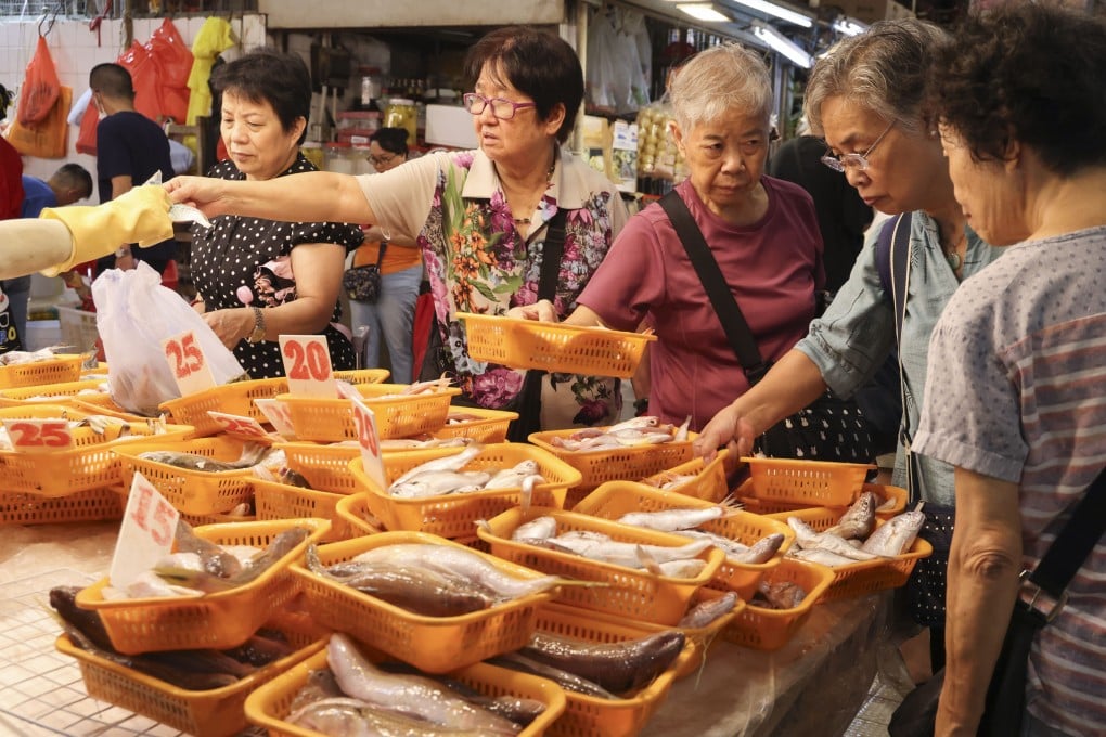 Pei Ho Street Market in Sham Shui Po on September 17. Shrinkflation is a packaging issue while most of the critical food products for our poorest would be fruit and vegetables, rice, noodles and bread, usually measured by the item or weight. Photo: Jelly Tse
