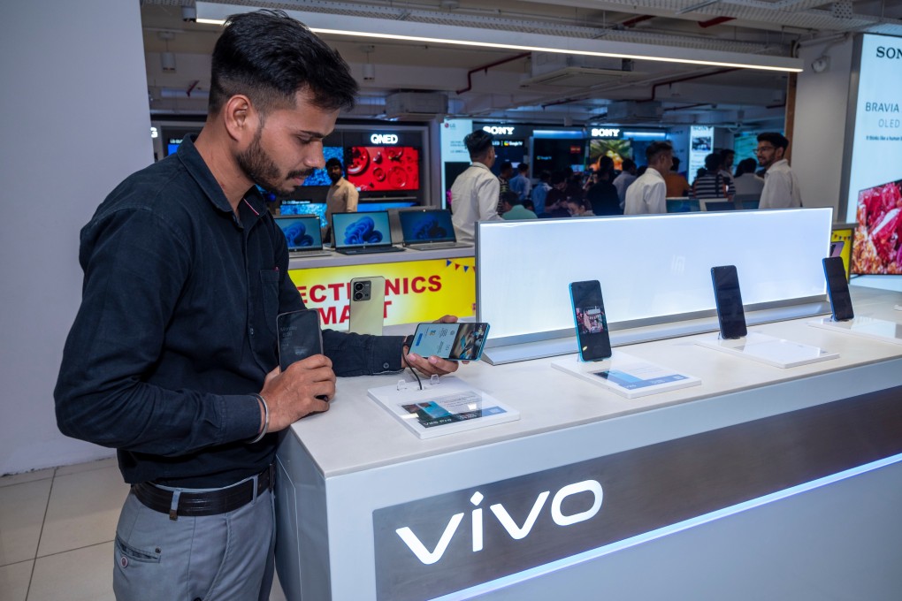 A customer shops for Vivo phones at a store in New Delhi on November 7, 2022. Photo: Shutterstock