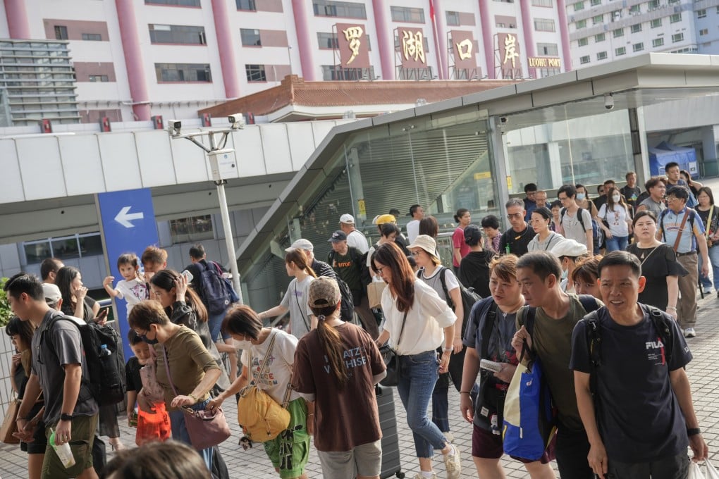 A crowd at the Lo Wu border crossing in Shenzhen after the three-day Chung Yeung Festival break. Photo: May Tse