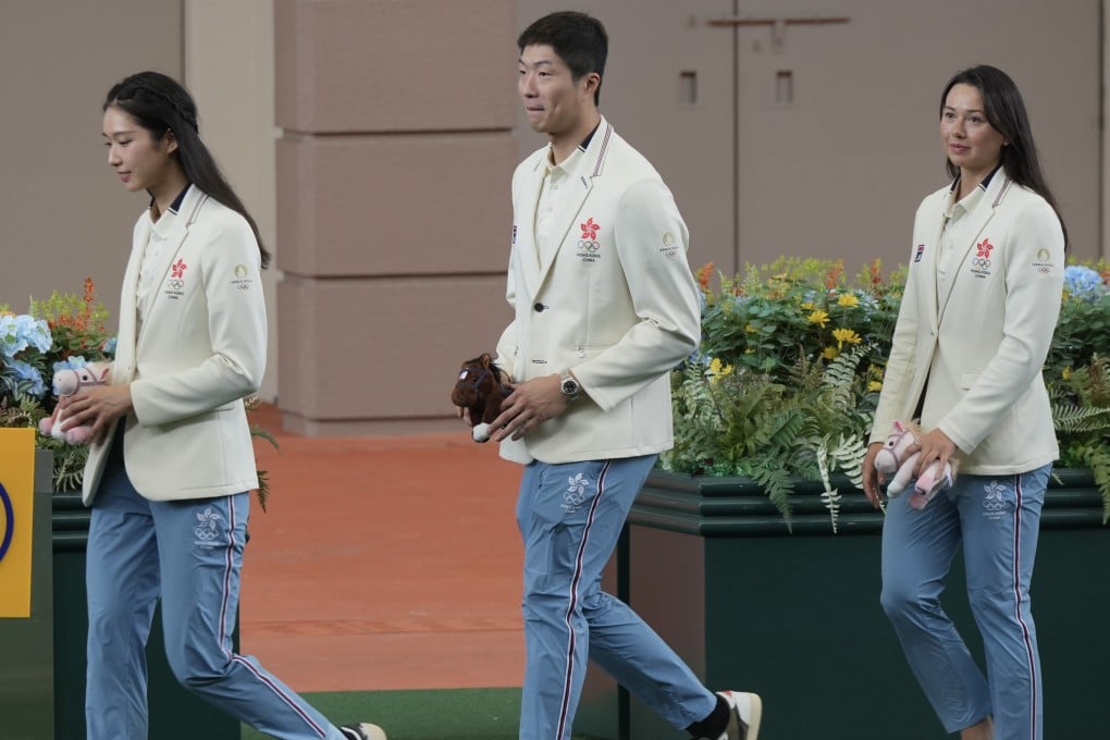 (From left) Gold-medallist fencers Vivian Kong Man-wai, Edgar Cheung Ka-long, and bronze medals swimmer Siobhan Bernadette Haughey attend the JCAIAS cheque presentation ceremony. Photo: May Tse