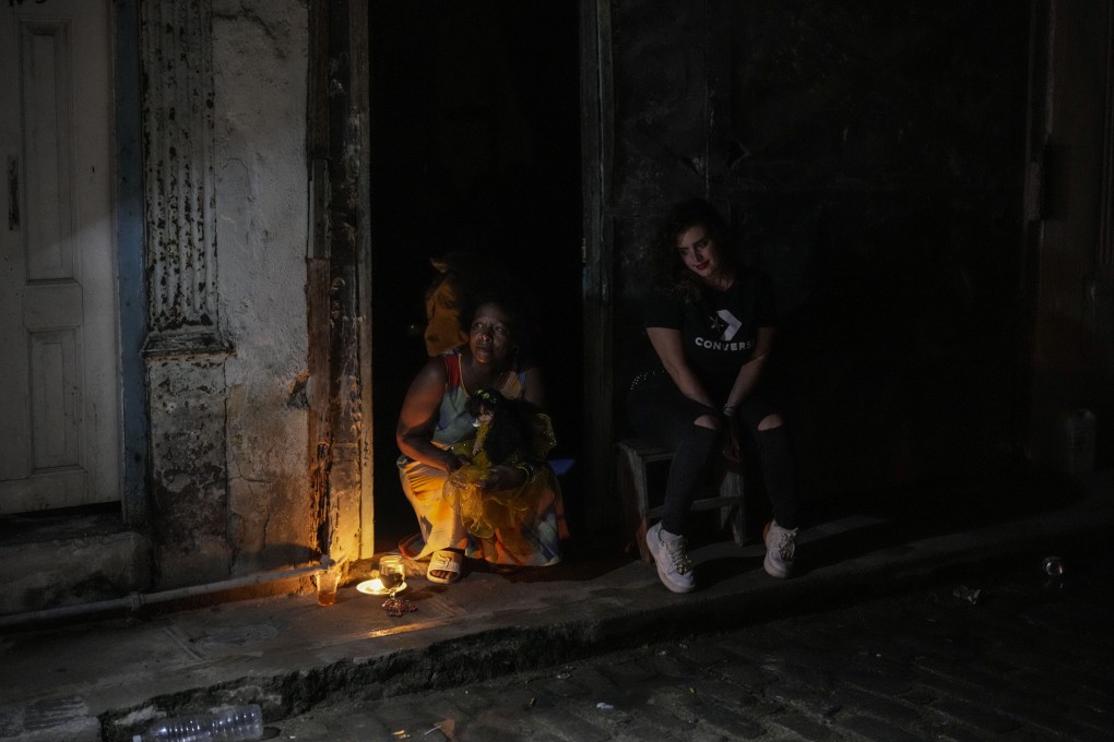 Residents pass the time during a blackout following the failure of a major power plant in Havana, Cuba. Photo: AP