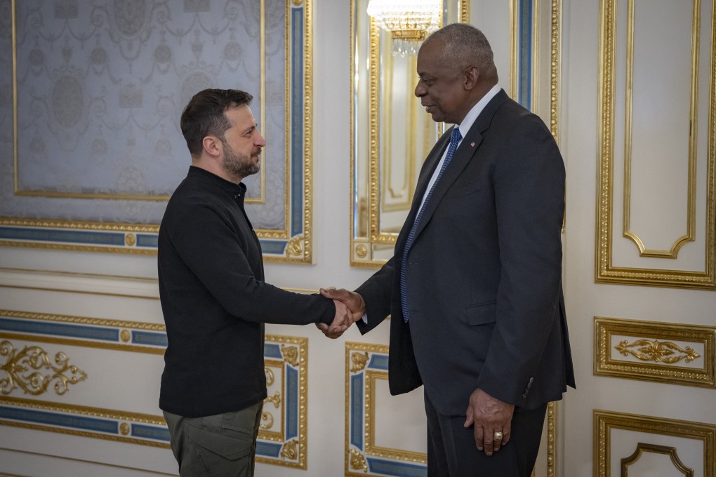 Ukrainian President Volodymyr Zelensky (left) and US Secretary of Defence Lloyd Austin meet in Kyiv. Photo:  AFP/Ukrainian Presidential Press service