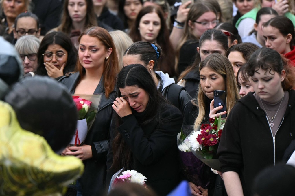 Fans of former One Direction singer Liam Payne observe a minute’s silence beside the Peter Pan statue in Kensington Gardens, adjacent to Hyde Park in London on Sunday at a memorial following the singer’s death earlier in the week. Photo: AFP