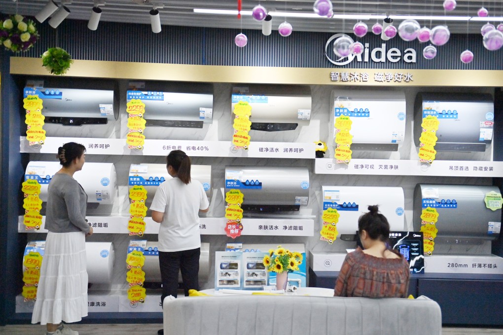 Poeple look at Midea appliances in Changchun, in China’s northeast Jilin province, on September 11, 2024. Photo: Getty Images