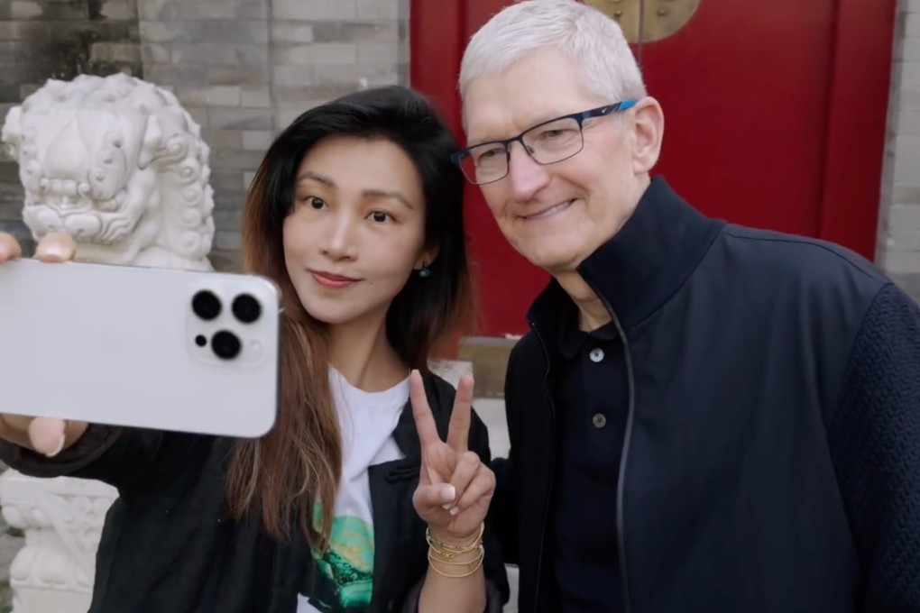 Apple chief executive Tim Cook poses for a selfie with famous Chinese photographer Chen Man in Beijing. Photo: Weibo