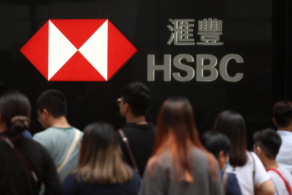 Pedestrians passed an HSBC branch in Central. Photo: Yik Yeung-man