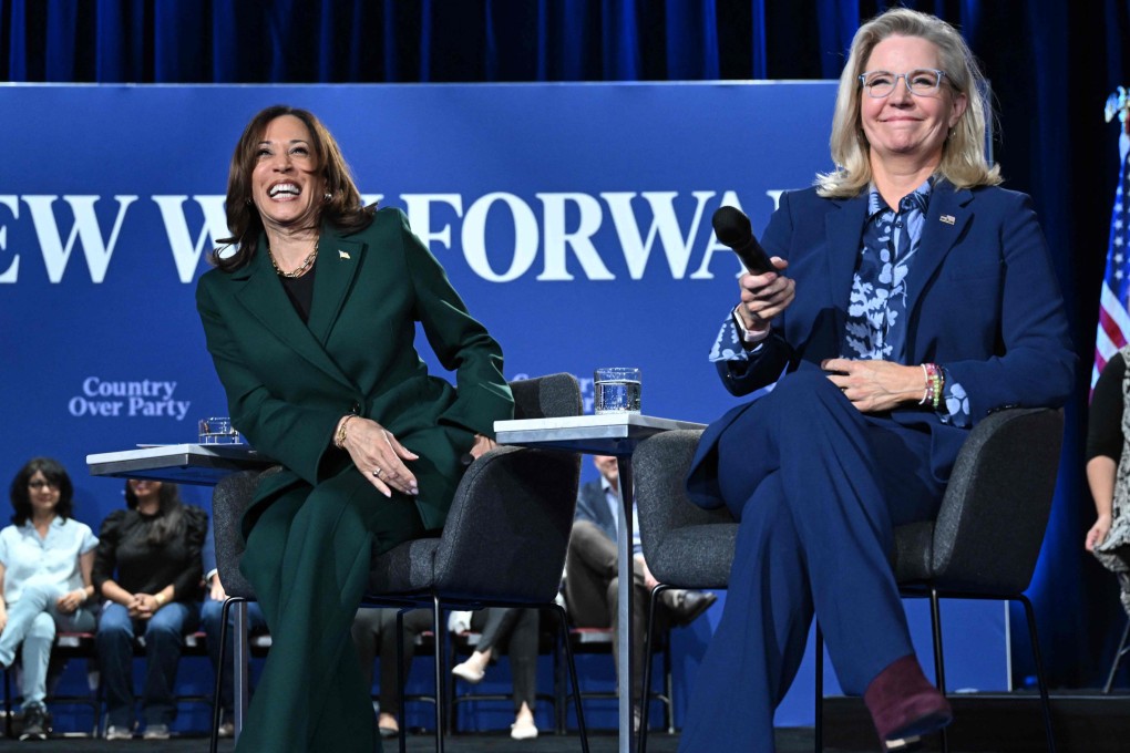 US Vice President and Democratic presidential candidate Kamala Harris (left) and Republican Liz Cheney hold a moderated town hall discussion at the Royal Oak Music Theatre in Michigan, October 21, 2024. Photo: AFP