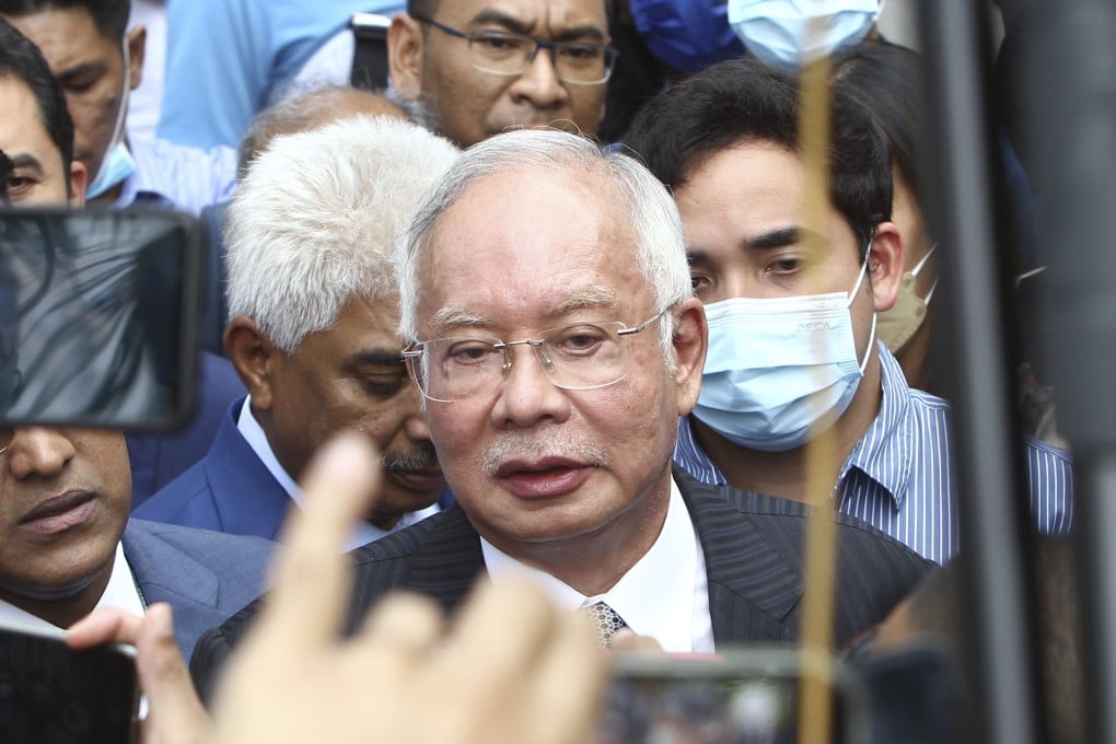 Former Malaysian prime minister Najib Razak speaks to supporters outside the Court of Appeal in Putrajaya, Malaysia on August 23, 2022. Photo: AP