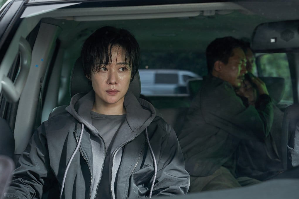 (왼쪽부터) 민혜진 역의 김현주, 진경훈 역의 양익준, 진희정 역의 이레가 Hellbound 시즌 2의 스틸컷에 등장. 시즌 2는 재밌고 펄프한 여정입니다. 사진: Netflix