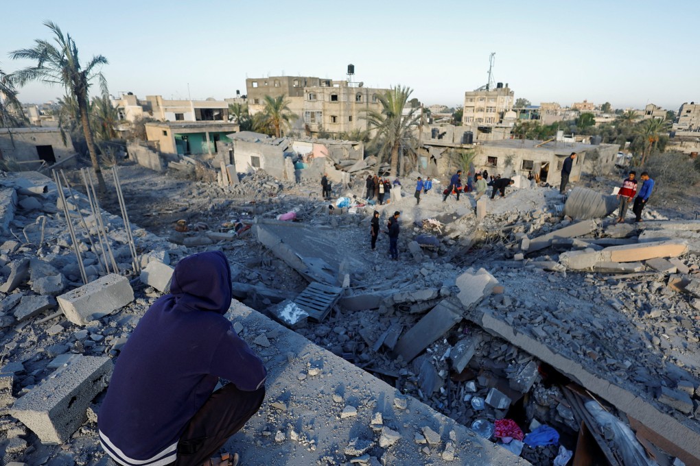 Palestinians inspect the site of an Israeli strike on a house, in Khan Younis. Photo: Reuters
