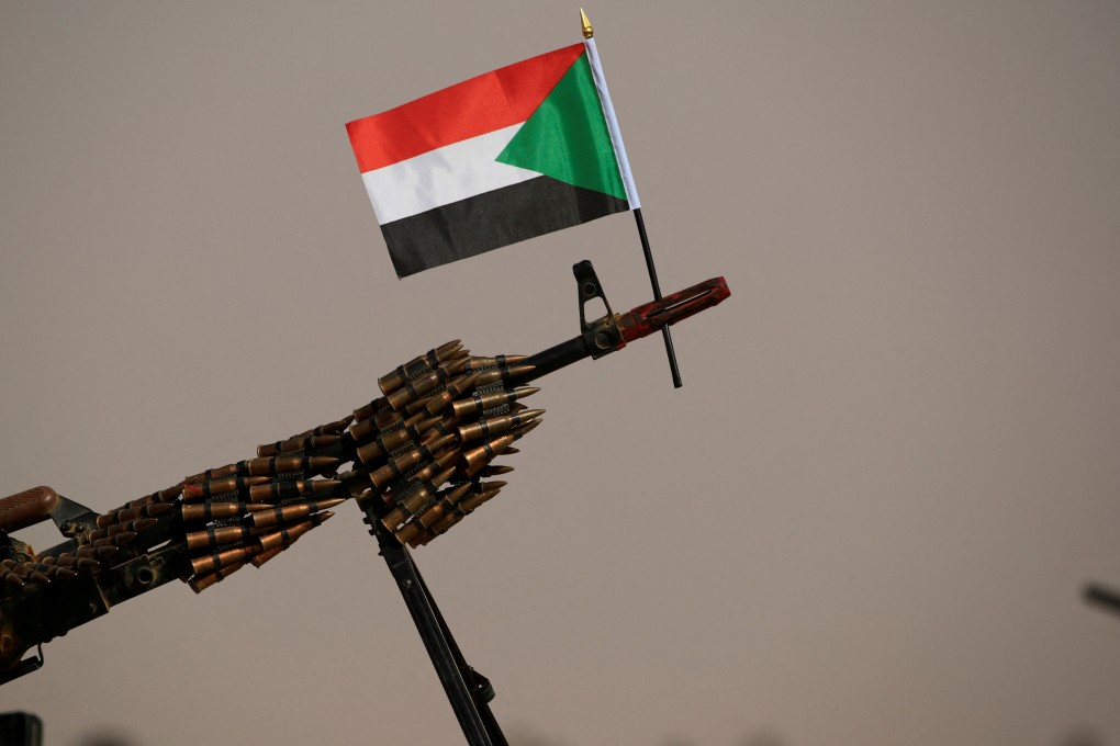A Sudanese national flag attached to a machine gun of Paramilitary Rapid Support Forces (RSF) soldiers. Photo: Reuters