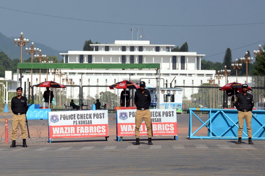 Police stand guard at a checkpoint in Islamabad, Pakistan, on October 13. Photo: EPA-EFE
