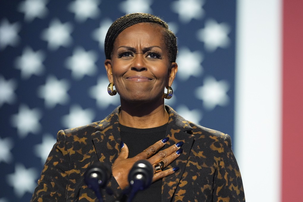 Cựu đệ nhất phu nhân Michelle Obama phát biểu tại một cuộc vận động tranh cử cho ứng cử viên tổng thống đảng Dân chủ Phó Tổng thống Kamala Harris tại Trung tâm sự kiện Wings, ở Kalamazoo, Mich., Thứ Bảy, ngày 26 tháng 10 năm 2024. (Ảnh AP/Jacquelyn Martin)