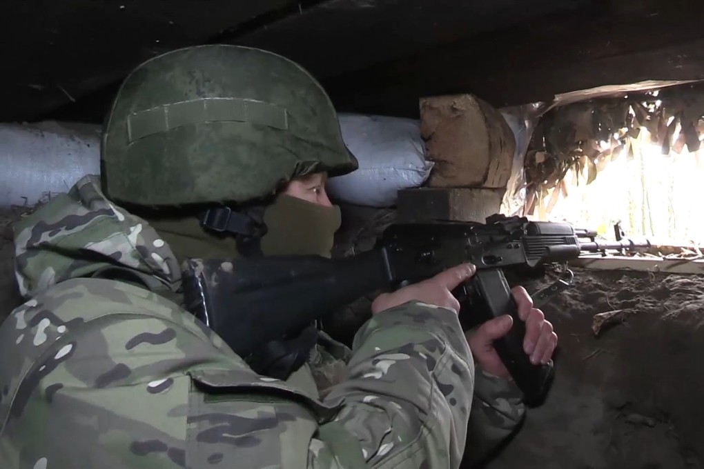 A Russian soldier aims from a bunker in the Russian-Ukrainian border area in ​​the Kursk region, Russia. Photo: Russian Defence Ministry Press Service via AP