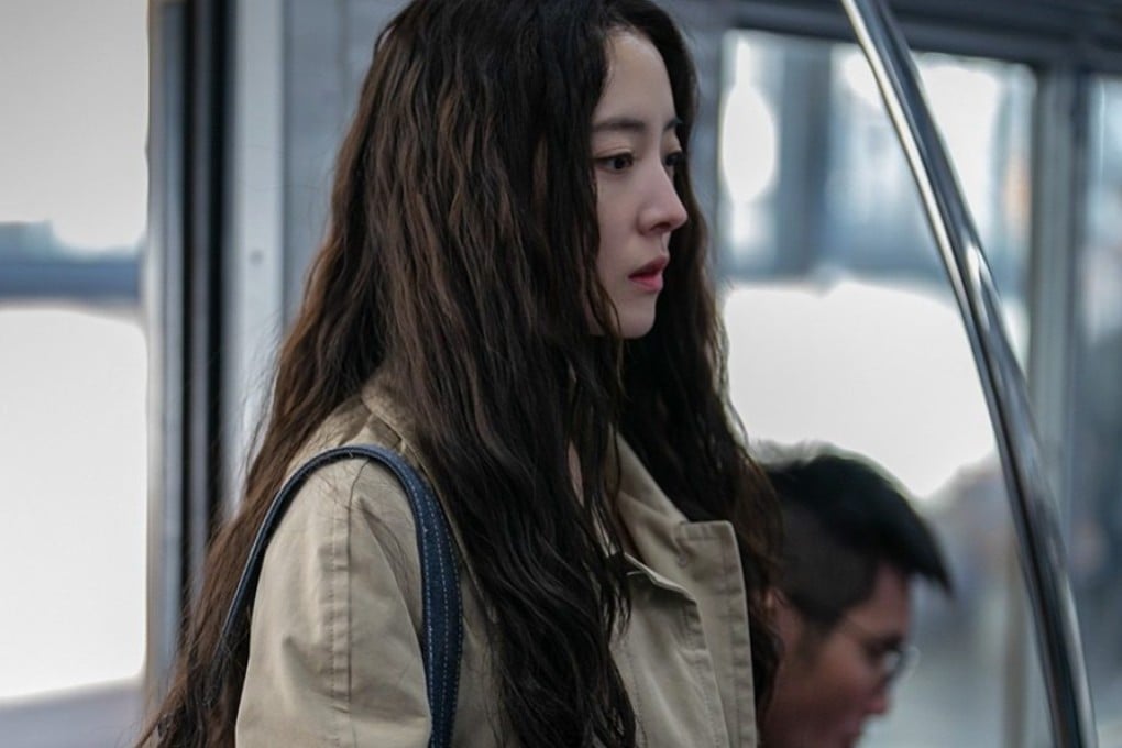 이세영이 켄타로 사카구치와 함께 주연을 맡은 로맨틱 K-드라마 '사랑 그 이후'에서 한국 대학생 최홍 역을 맡은 모습.