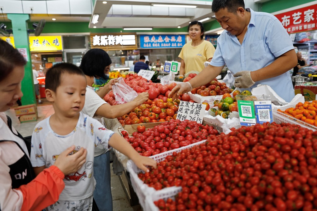 Customers choosing tomatoes at a morning market in Beijing in 2023. China’s tomato industry was developed to help lift farmers in Xinjiang out of poverty. Photo: Reuters