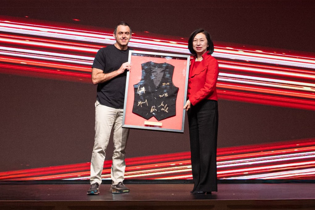 Seven-time world champion Ronnie O’Sullivan (left), with Wynn Macau president Linda Chen, will play six matches at the Macau Snooker Masters. Photo: Handout