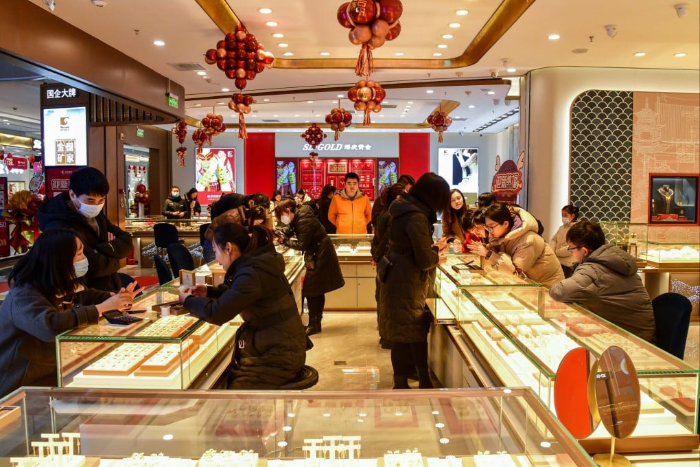 Customers shop for gold jewellery at a shop in Jinan, Shandong province, in January. Photo: Xinhua