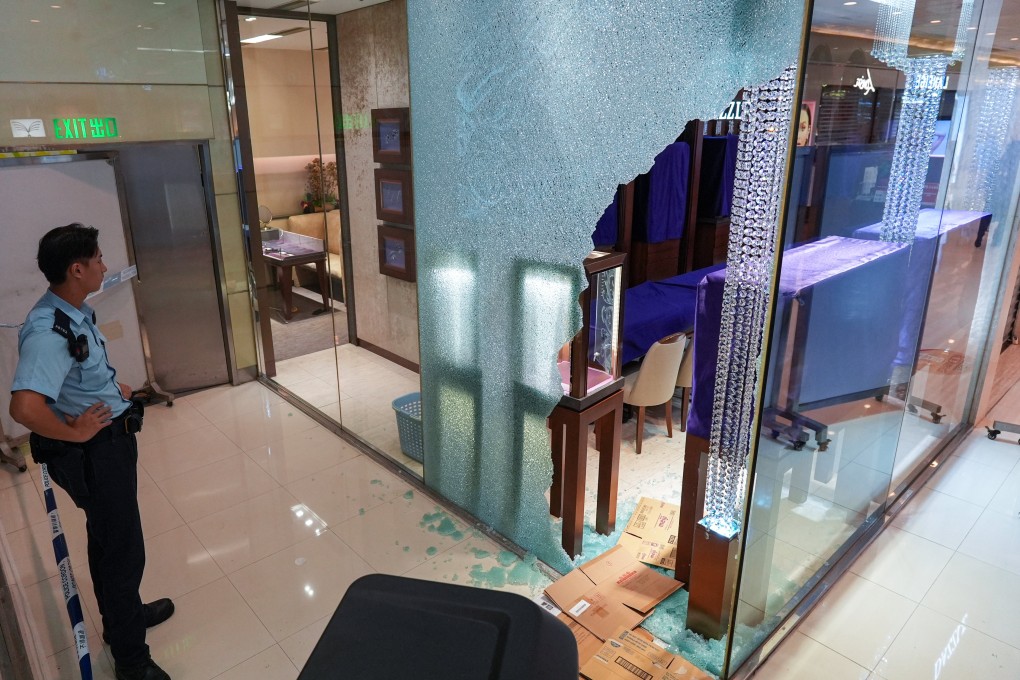 Police investigate the crime scene at Dazzle jewellery shop at Landmark North shopping centre in Sheung Shui after the burglary by three suspects. Photo: Eugene Lee