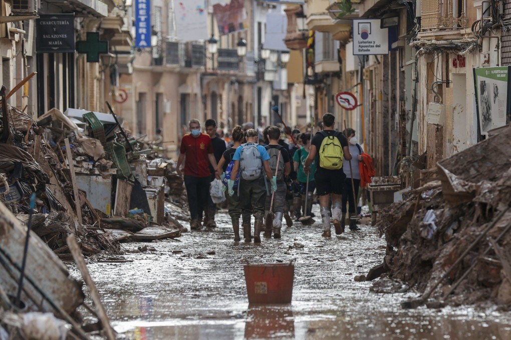 Residents and volunteers carry out clearing duties in the flood-hit municipality of Paiporta, Valencia province on Novembe 4. Photo: EPA-EFE