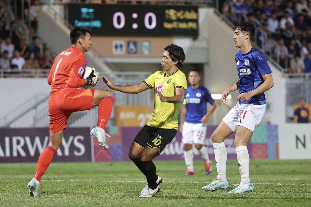Yapp Hung-fai raises his knee ahead of making contact with Daizo Horikoshi. Photo: Edmond So