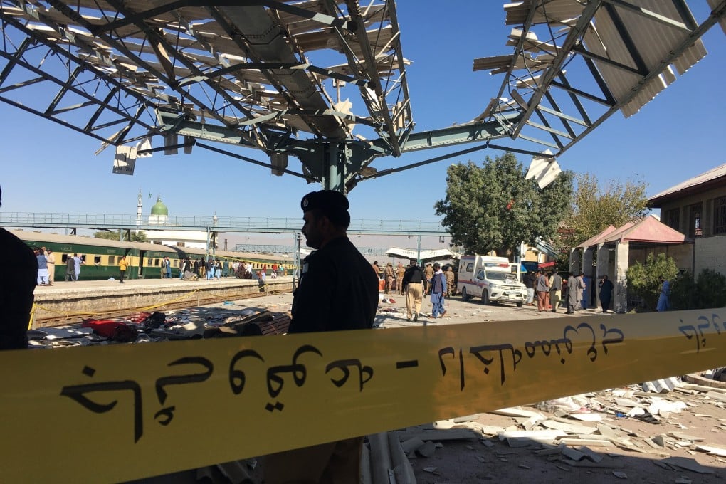 Pakistani security officials inspect the scene of a blast at a railway station in Quetta, southwestern Pakistan, on Saturday. Photo: EPA-EFE