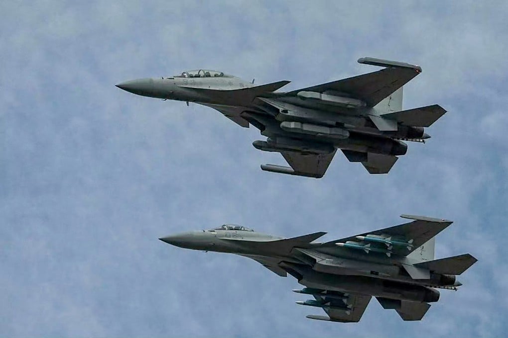 A J-15D electronic warfare aircraft and the J-15T fighter pictured in the skies above Guangdong ahead of the Zhuhau air show. Photo: CCTV