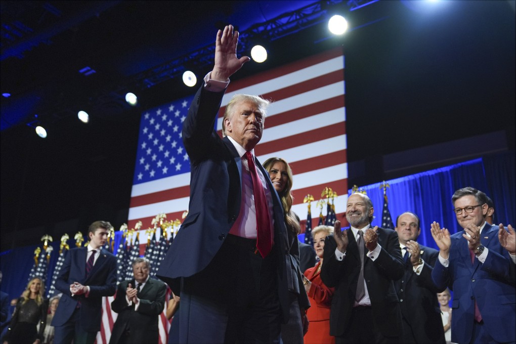 Ứng cử viên tổng thống đảng Cộng hòa, cựu Tổng thống Donald Trump vẫy tay chào tại bữa tiệc theo dõi đêm bầu cử tại Trung tâm Hội nghị Palm Beach. Ảnh: AP