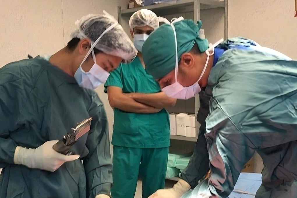 Taiwanese surgeon Wu Yi-chun performs surgery at Nasser Hospital in the Gaza Strip. Photo: Medecins Sans Frontieres