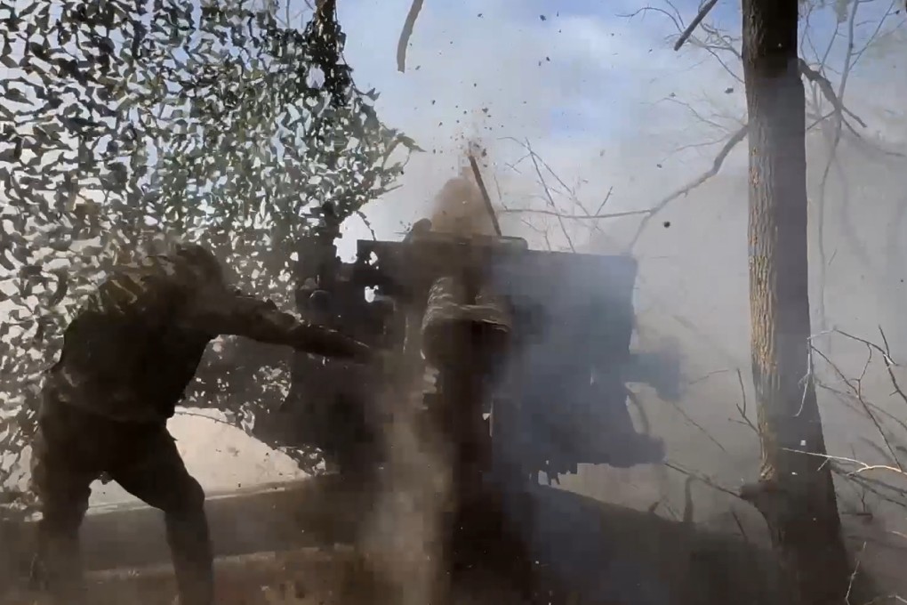 A Russian soldier fires from a howitzer toward Ukrainian positions in the border area in ​​the Kursk region, Russia. Photo: Russian Defence Ministry Press Service via AP