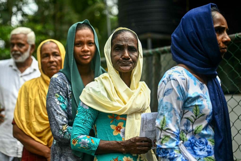 People wait in a queue to cast their ballots at a polling station during Sri Lanka’s presidential election in Galle on September 21. Photo: TNS