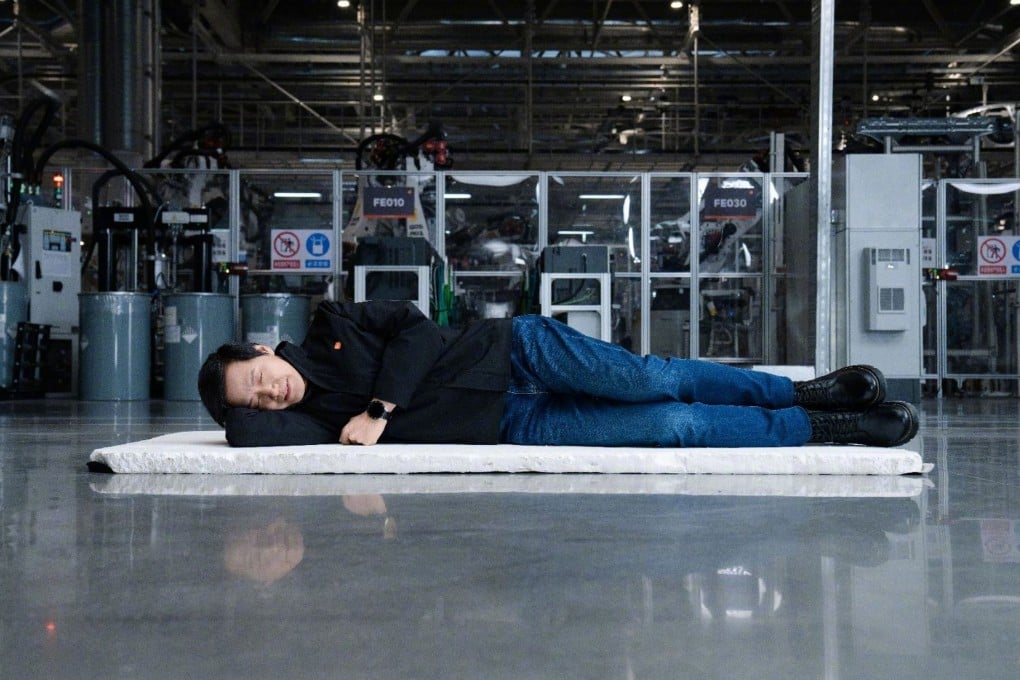 Xiaomi chief executive Lei Jun’s social media post on Wednesday shows him sleeping on the factory floor, in a nod to Tesla’s Elon Musk. Photo: Weibo
