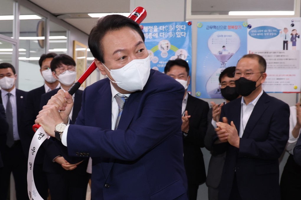 South Korean President Yoon Suk-yeol wields a baseball bat he was given as a gift in 2022.  Photo: Yonhap/EPA-EFE