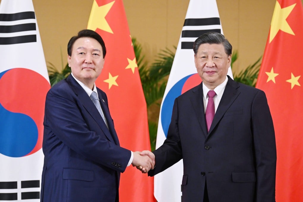 Chinese President Xi Jinping (right) shakes hands with South Korean President Yoon Suk-yeol in Bali, Indonesia, in November 2022. Photo: Xinhua