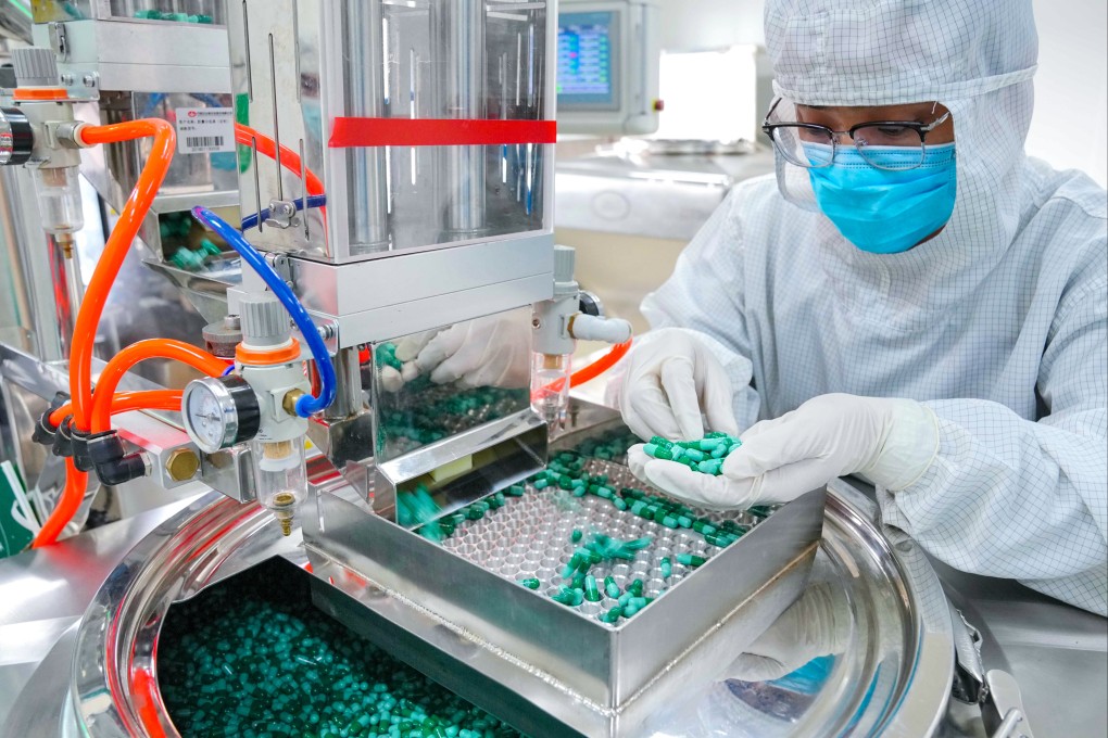 Dữ liệu từ Bộ Công nghiệp và Công nghệ thông tin Trung Quốc cho thấy 37 loại thuốc cải tiến và 51 thiết bị y tế đã được chấp thuận bán trong năm nay. Ảnh: Xinhua