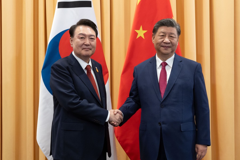 South Korean President Yoon Suk-yeol shakes hands with Chinese President Xi Jinping on Saturday at the Apec summit. Photo: dpa