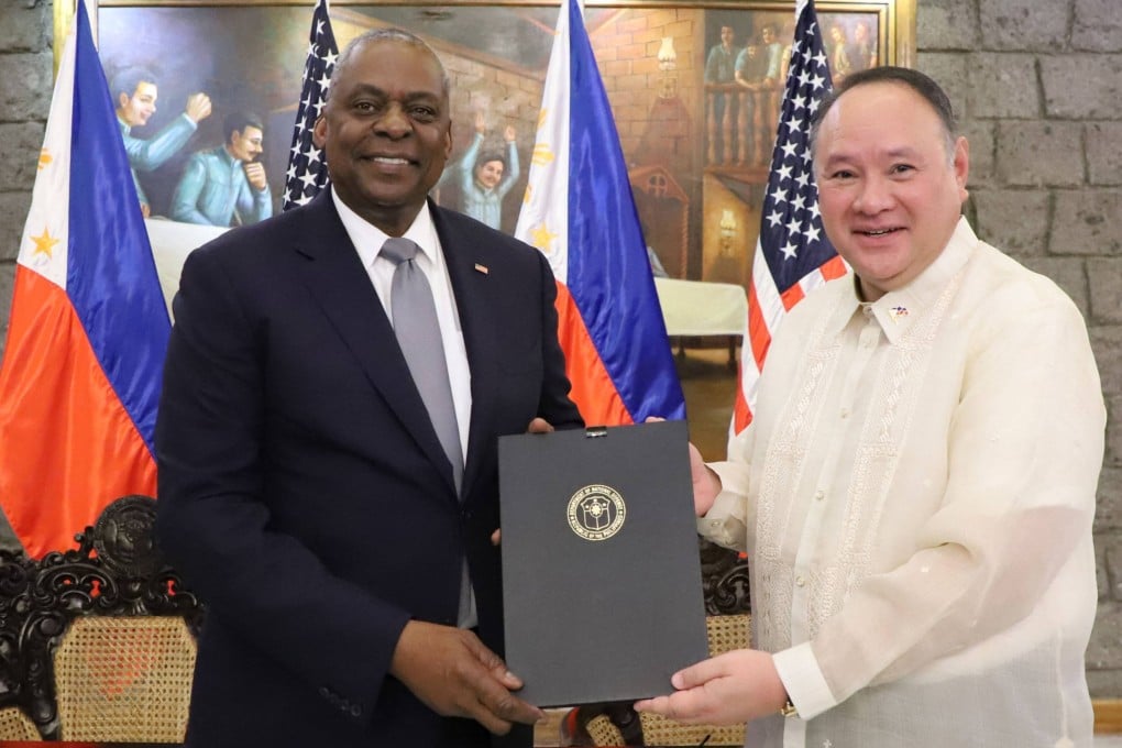 US Secretary of Defense Lloyd Austin (L) and Philippine Defense Secretary Gilberto Teodoro posing after signing the General Security of Military Information Agreement (GSOMIA) at Camp Aguinaldo in Quezon City, Metro Manila, on November 18. Photo: AFP / Philippine Department of National Defense