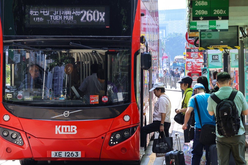 Passengers boarding a KMB bus at Nathan Road, Tsim Sha Tsui. Photo: Jelly Tse