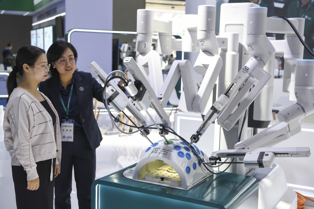 A robotic surgical system is displayed during the 2024 China Medical Equipment Conference in southwest China’s Chongqing Municipality on March 29, 2024. Photo: Xinhua