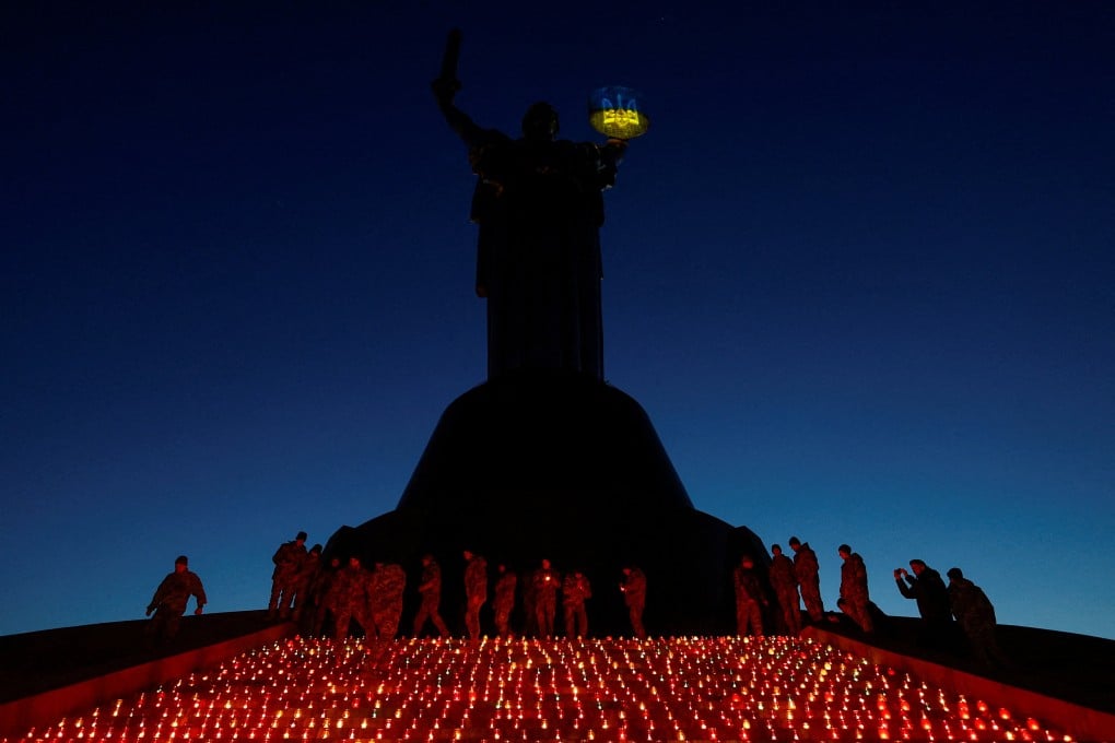 Military cadets light candles to commemorate the 1,000th day of Russia’s invasion of Ukraine, in front of the Motherland monument in Kyiv, Ukraine, on November 19. Photo: Reuters