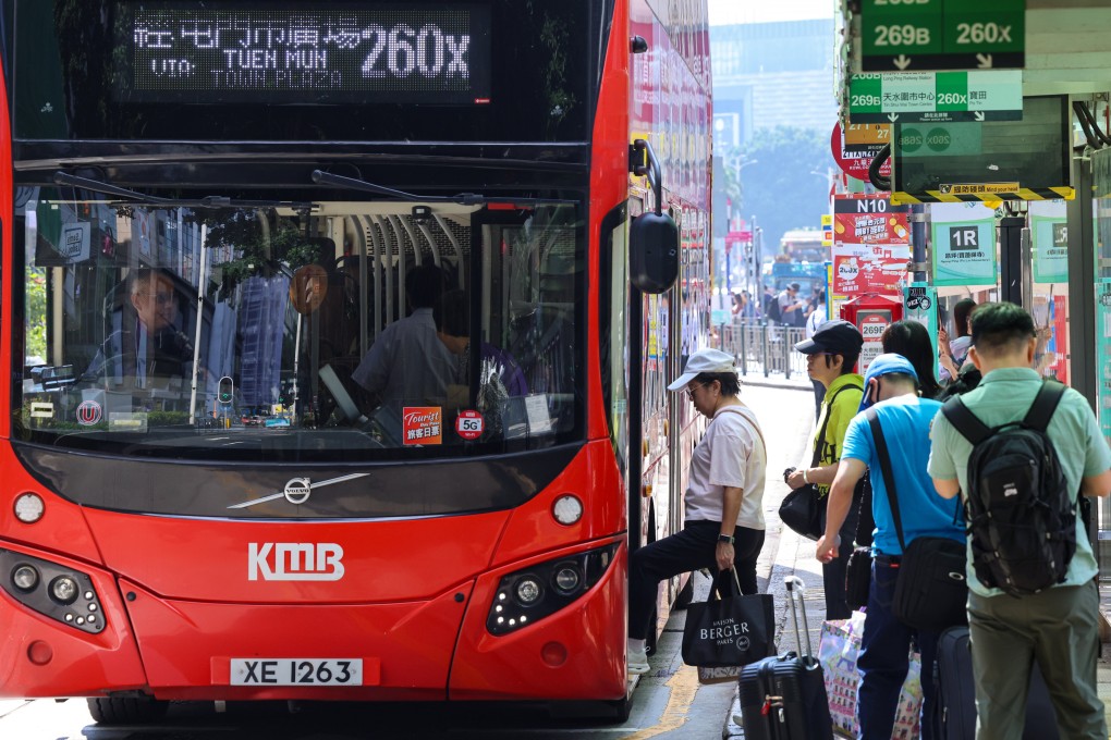 Passengers boarding a KMB bus on Nathan Road, Tsim Sha Tsui. Photo: Jelly Tse