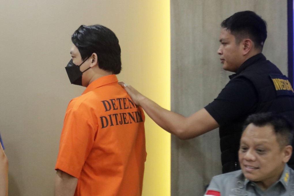 Filipino fugitive Hector Aldwin Pantollana is escorted by Indonesian Officers as he leaves the room during a press conference in Jakarta, Indonesia, on November 26. Photo: EPA-EFE/