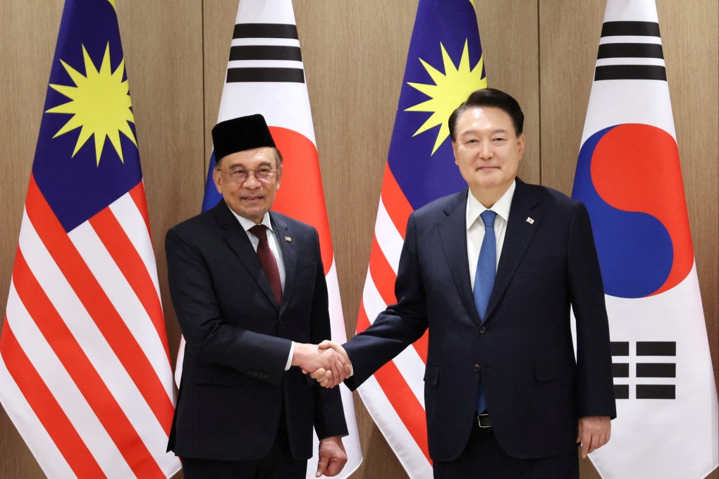 South Korean President Yoon Suk-yeol and Malaysian Prime Minister Anwar Ibrahim (left) during their meeting in Seoul on November 25. Photo: Yonhap via Reuters