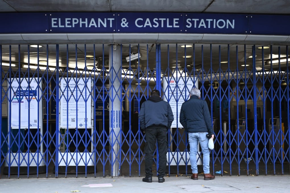 Commuters outside a closed underground station in London on November 10, 2022, after Tube workers went on strike over pay and pensions. Photo: EPA-EFE