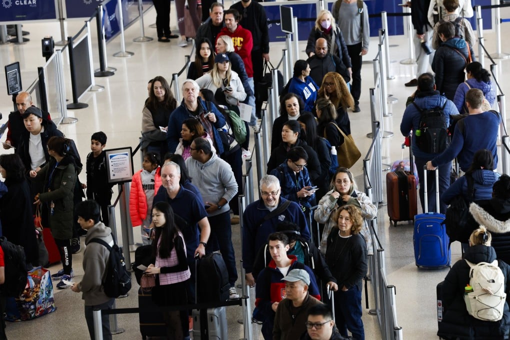 People travelling for Thanksgiving queue to go through security at San Francisco International Airport. Traveling during holidays can be stressful, but there are steps you can take. Photo: EPA-EFE
