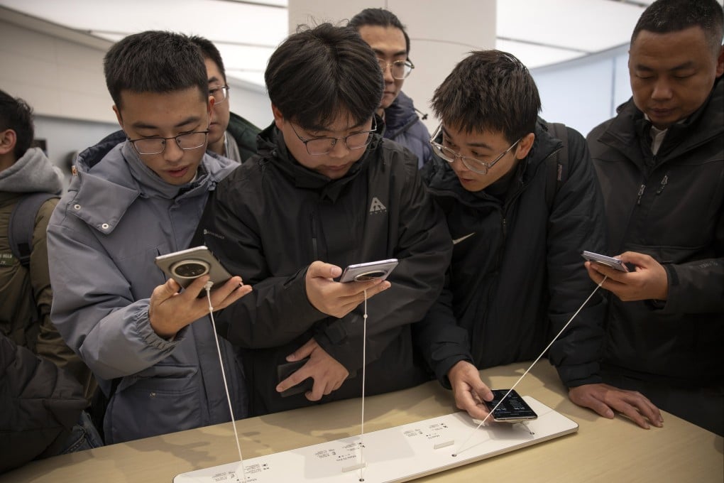 People check out new Huawei smartphones at a store in Beijing on November 26. Photo: EPA-EFE