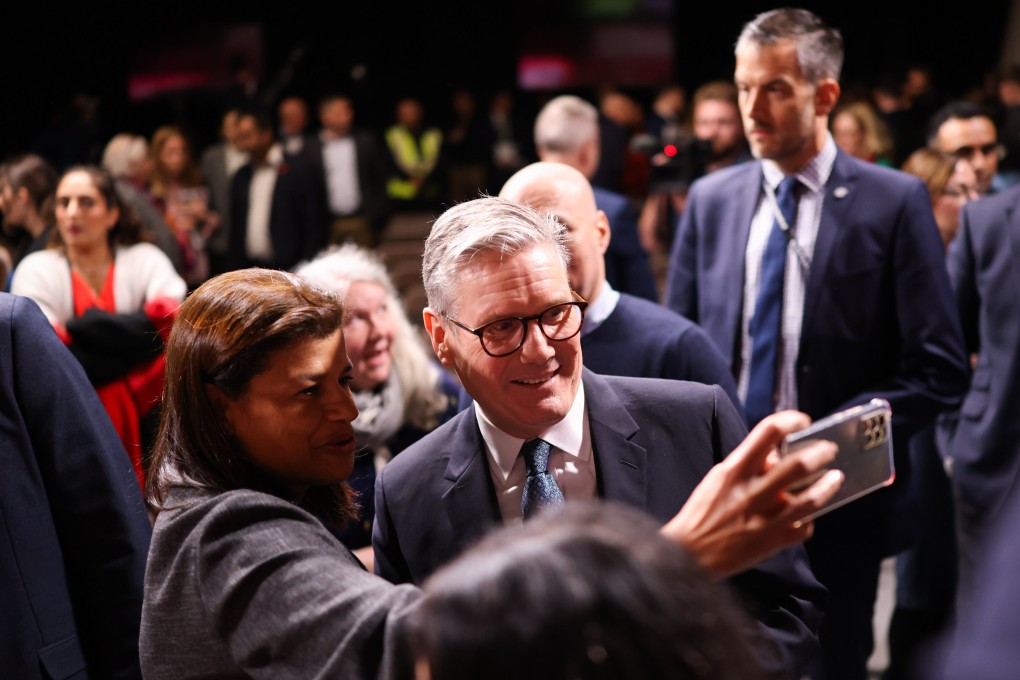 British Prime Minister Keir Starmer (middle) takes photos with attendees following his speech at Pinewood Studios in Iver Heath, Britain. The speech is an attempt by the premier to relaunch his administration after a bumpy first few months that have brought a sharp decline in his poll ratings.  Photo: EPA-EFE