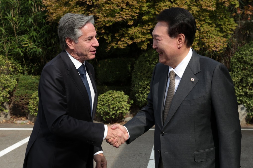 US Secretary of State Antony Blinken (left) shakes hands with South Korean President Yoon Suk-yeol during his visit to Seoul on November 9, 2023. Photo: EPA-EFE
