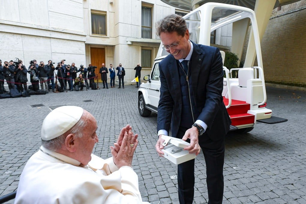 Mercedes-Benz CEO Ola Kallenius hands Pope Francis the keys to his new all-electric Popemobile. Photo: dpa