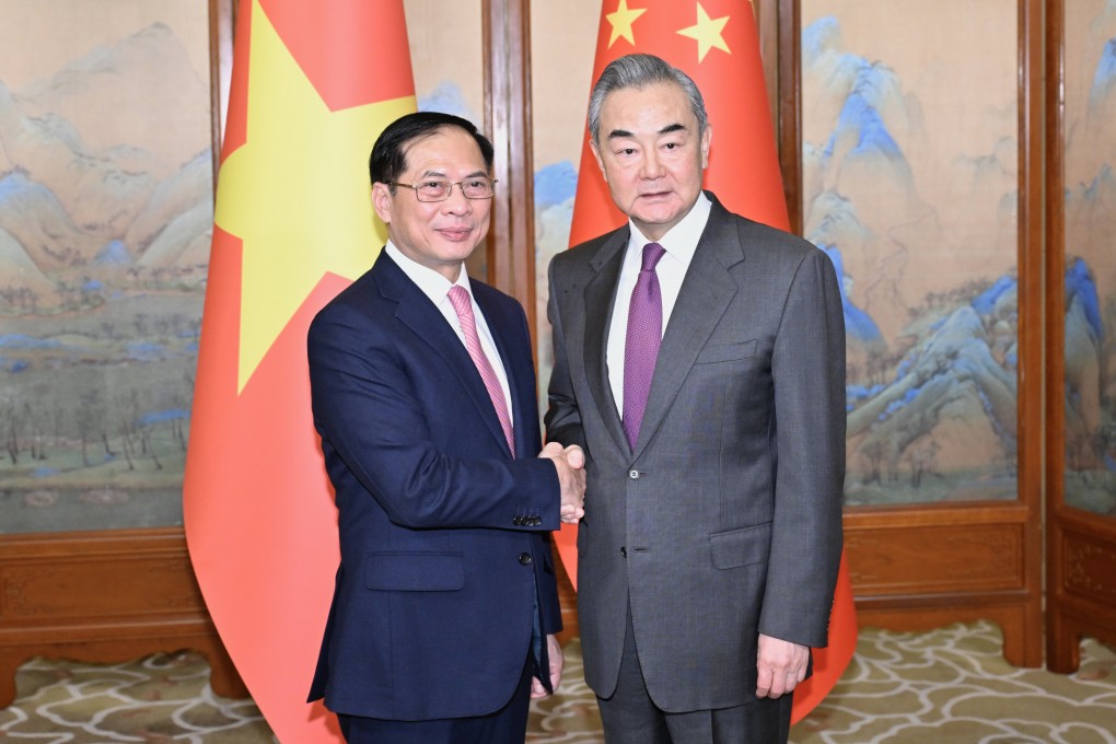 Vietnam’s Foreign Minister Bui Thanh Son (left) and his Chinese counterpart Wang Yi in Beijing on Tuesday. Photo: Xinhua